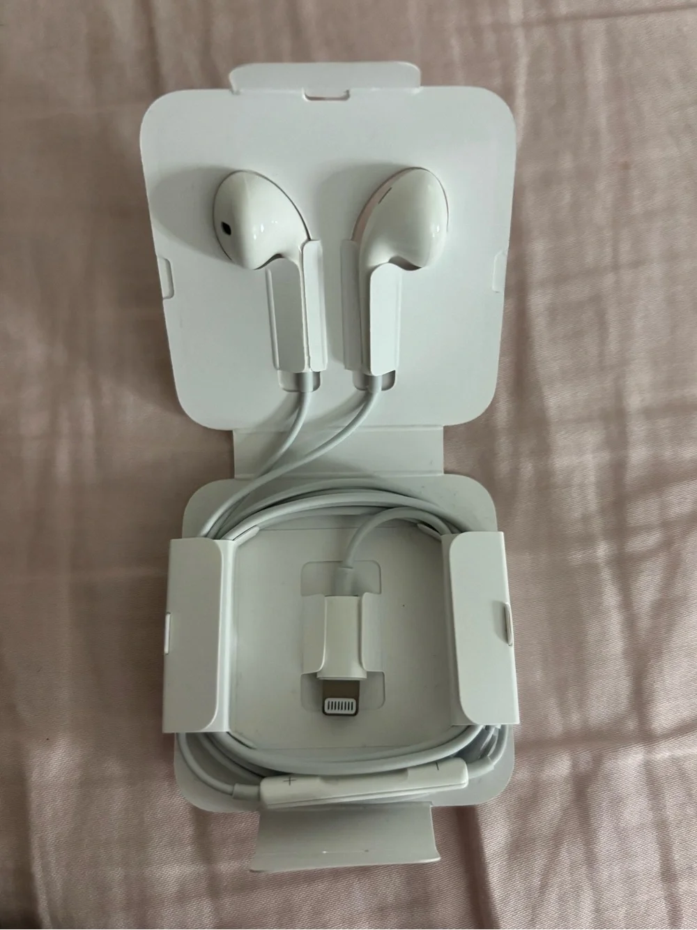 NWOT apple wired earpods original headphones !